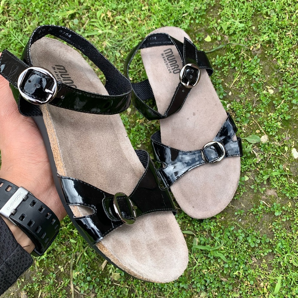 Women’s MUNRO leather sandals